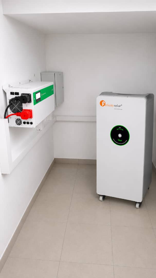 Installation Felicity Solar : onduleur mural et batterie de stockage lithium